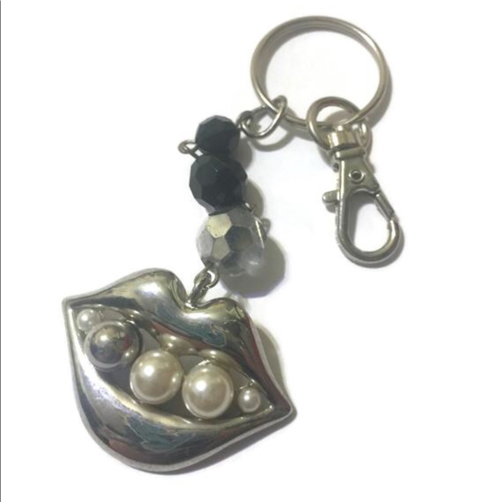 HANDMADE/BNWT • PEARLY WHITES KEYCHAIN